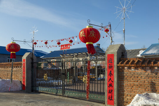 东北新年农家大门红灯笼