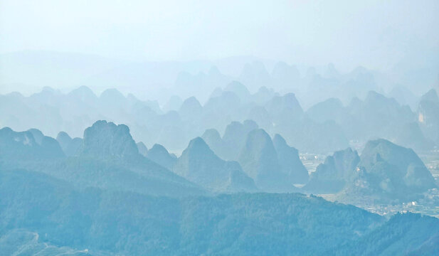 圣山峰顶鸟瞰群峰