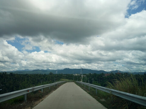 天空蓝天白云公路树