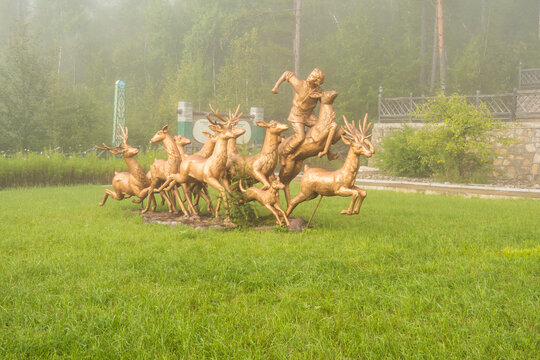 清晨草坪鹿群雕塑