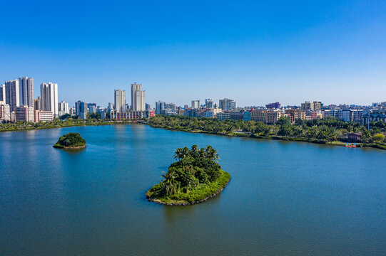 航拍海口红城湖公园城市湿地湖