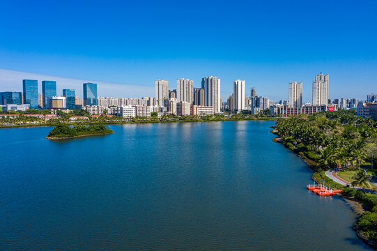 航拍海口红城湖公园城市湿地湖