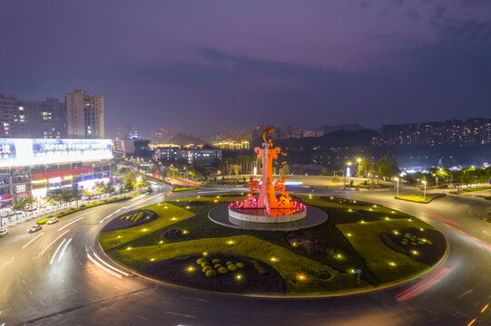 梧州龙鱼雕塑夜景