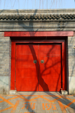 中式建筑红漆门