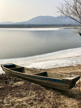 冰河岸边的木船