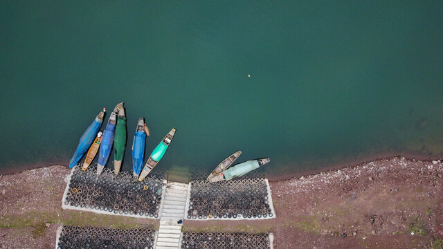杭州千岛湖岸边渔船