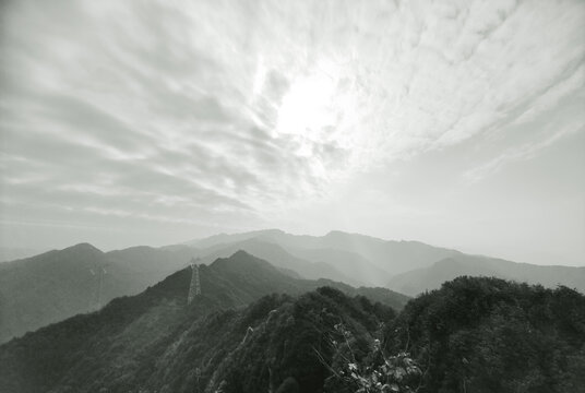 圣山之巅远眺连绵群山