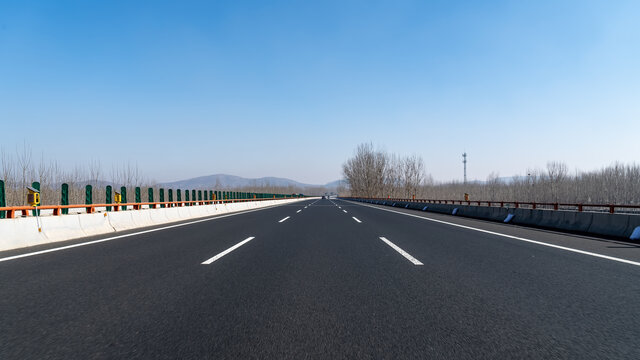 户外前进的道路天际线