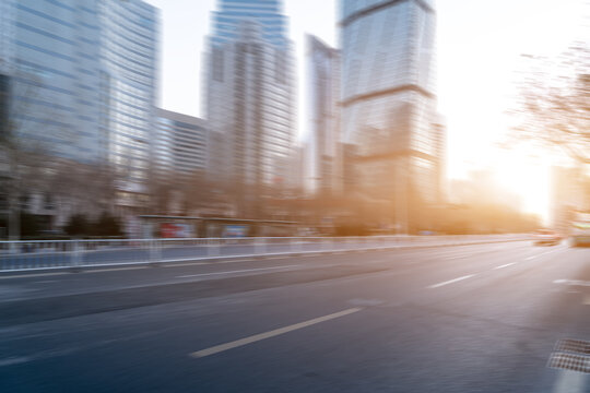 公路和模糊的高楼大厦