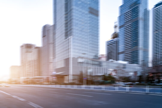 城市道路和模糊的现代建筑