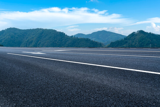 高速公路天际线和青山背景