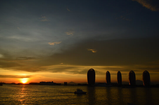 夕阳晚霞海边凤凰岛