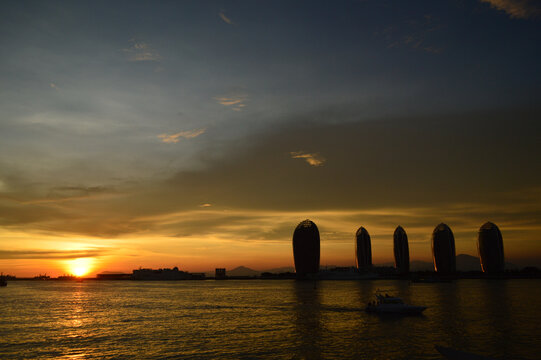 夕阳晚霞海边凤凰岛