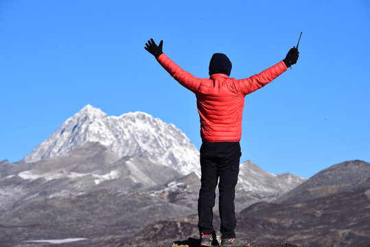 与雅拉雪山合影