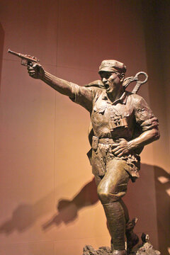 举枪的战士雕像