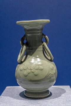 元代龙泉窑瓷瓶