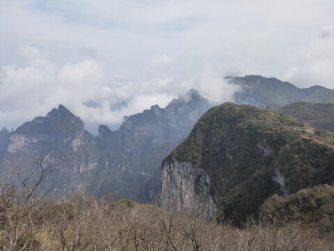 崇山峻岭