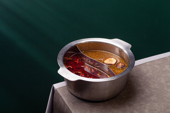 红油菌汤鸳鸯锅