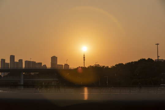 夕阳下的太阳光环光圈