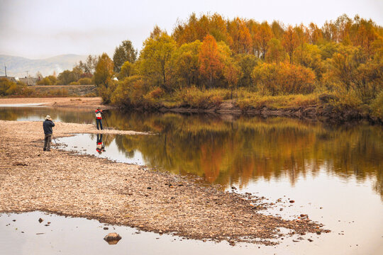 秋季河边风景