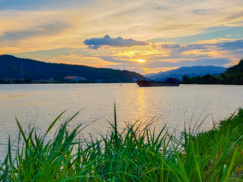 夕阳下的江水