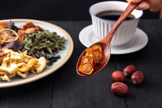 制作酸梅汤的食材金桔干