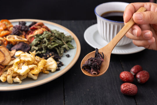 制作酸梅汤的食材玫瑰茄洛神花