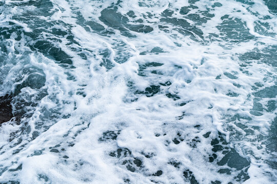 大海上汹涌的浪花