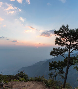 日出朝霞哀牢山自然风景