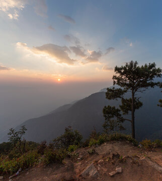 日出朝霞哀牢山自然景观