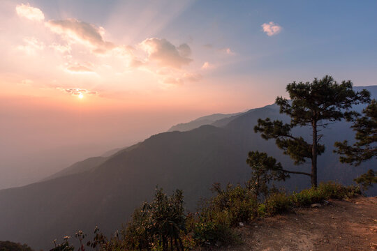 日出朝霞哀牢山自然景观