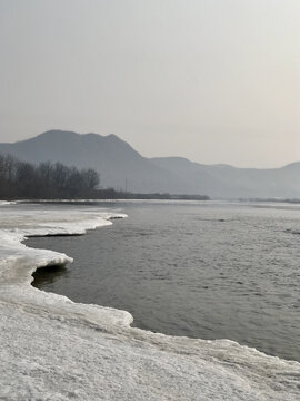 流淌的冰河水