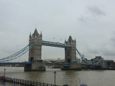 雨中伦敦塔桥