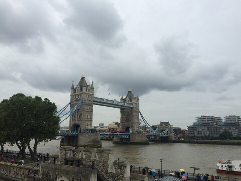 雨中伦敦塔桥