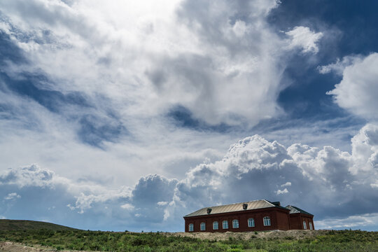 新疆蓝天白云下的草地房屋