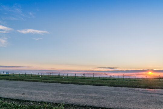 新疆夕阳下的草原道路