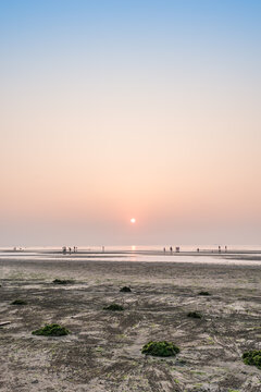 中国北戴河日出下的海滩