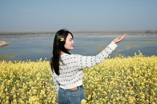 油菜花和女人