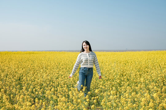 油菜花和女人