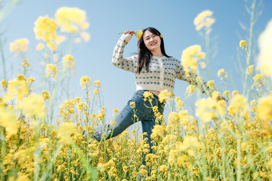 油菜花地的亮丽女子