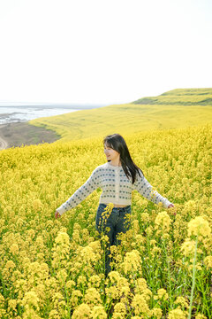 油菜花地的活力女人