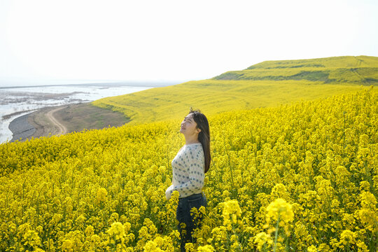 油菜花地的活力女人