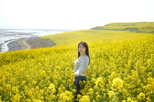 油菜花地的亮丽女子