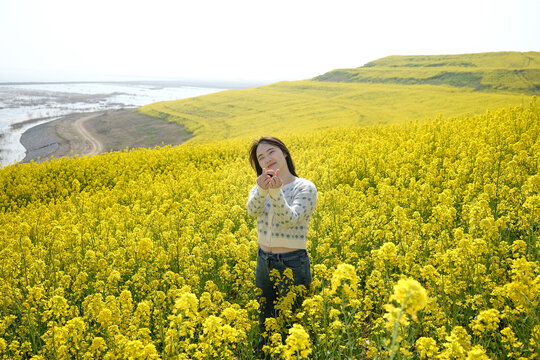 油菜花地的亮丽女子