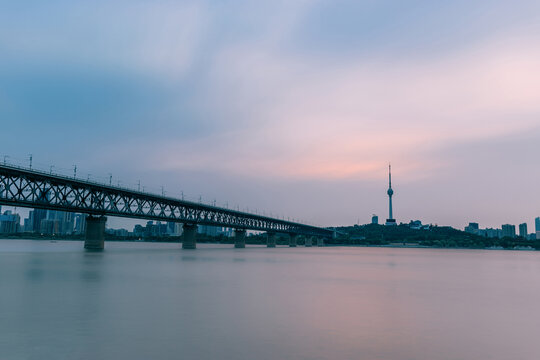 武汉长江大桥龟山电视塔