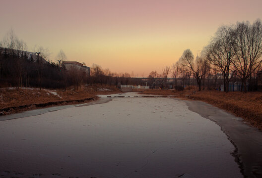 晨曦的河流