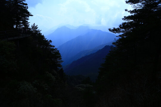 水墨群山