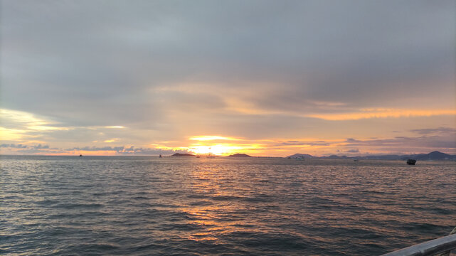 海面夕阳海边落日