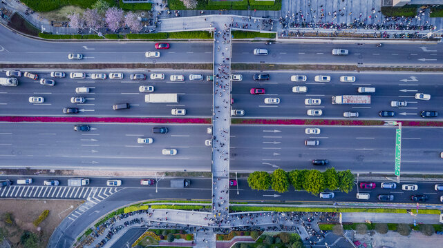 深圳布心路车流行人过天桥