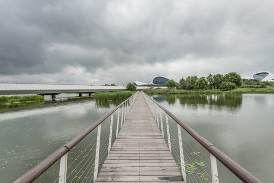 哈尔滨湖边建筑绿地栈桥